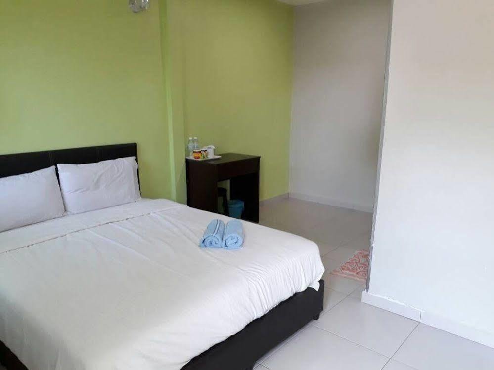 Tengkera Hotel *
